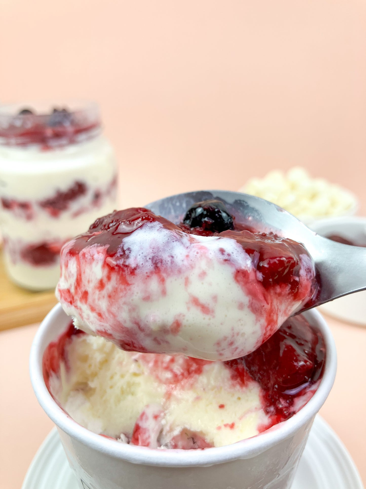 Bolo de sorvete no pote sabor frutas vermelhas — suspiro, calda de frutas vermelhas com sorvete cremoso, embalagem individual