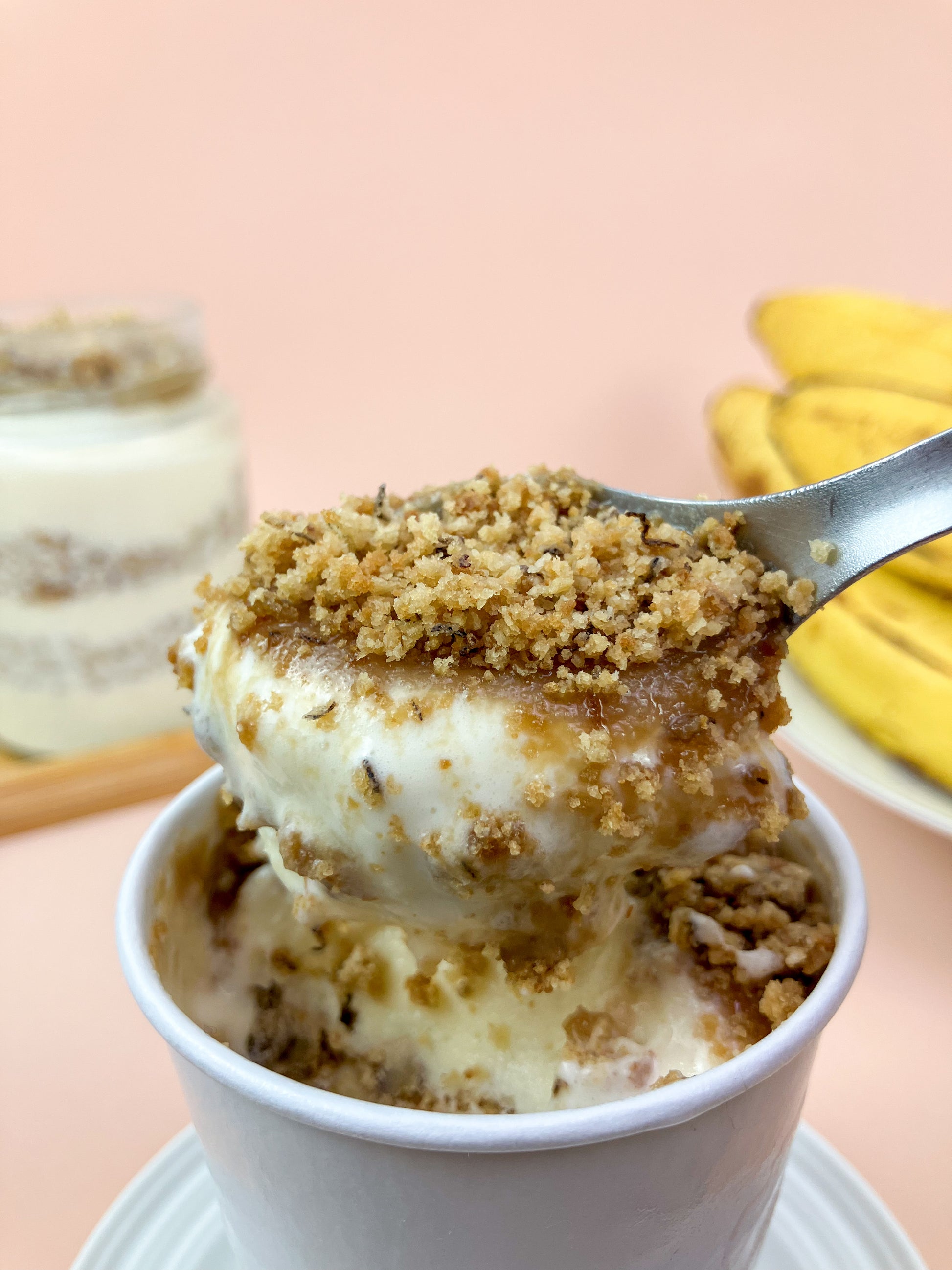 Bolo de sorvete no pote sabor bananascotch — bolo de banana, calda caramelizada com sorvete cremoso, embalagem individual