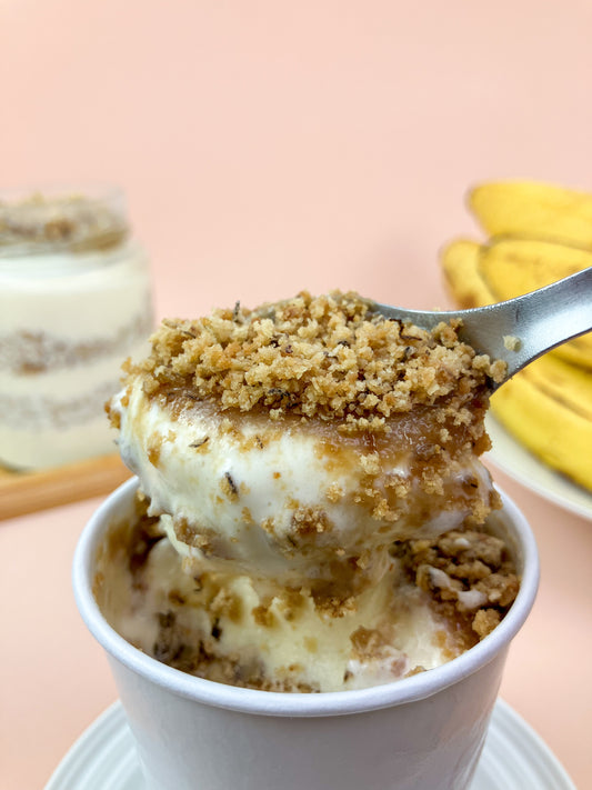Bolo de sorvete no pote sabor bananascotch — bolo de banana, calda caramelizada com sorvete cremoso, embalagem individual