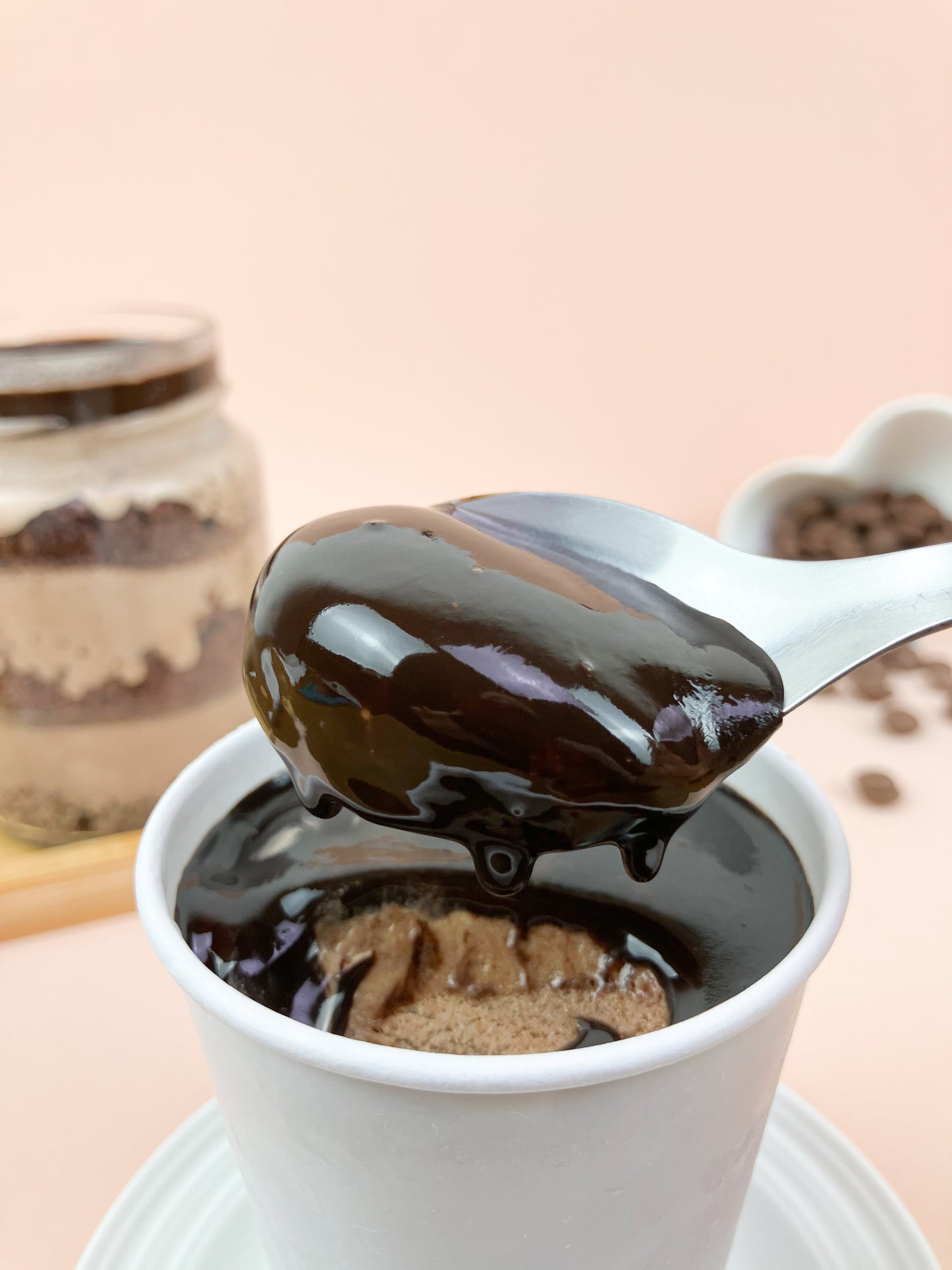 Bolo de sorvete no pote sabor chocolatudo — bolo de chocolate aveluado, calda de chocolate amargo com sorvete cremoso de chocolate, embalagem individual