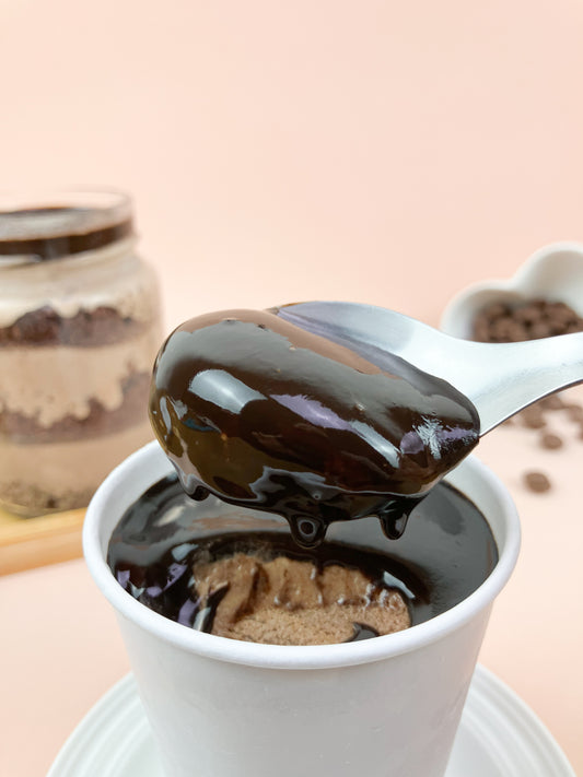 Bolo de sorvete no pote sabor chocolatudo — bolo de chocolate aveluado, calda de chocolate amargo com sorvete cremoso de chocolate, embalagem individual