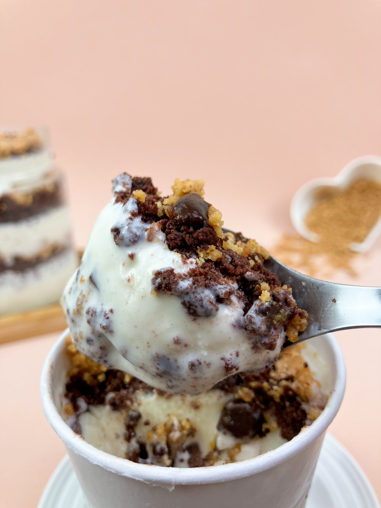 Bolo de sorvete no pote sabor paçoca — bolo de chocolate, paçoca caseira e ganache de chocolate amargo com sorvete cremoso, embalagem individual