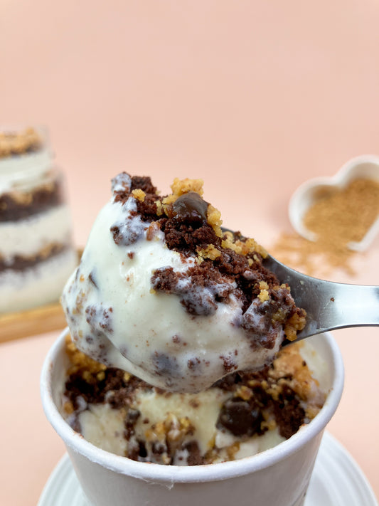 Bolo de sorvete no pote sabor paçoca — bolo de chocolate, paçoca caseira e ganache de chocolate amargo com sorvete cremoso, embalagem individual