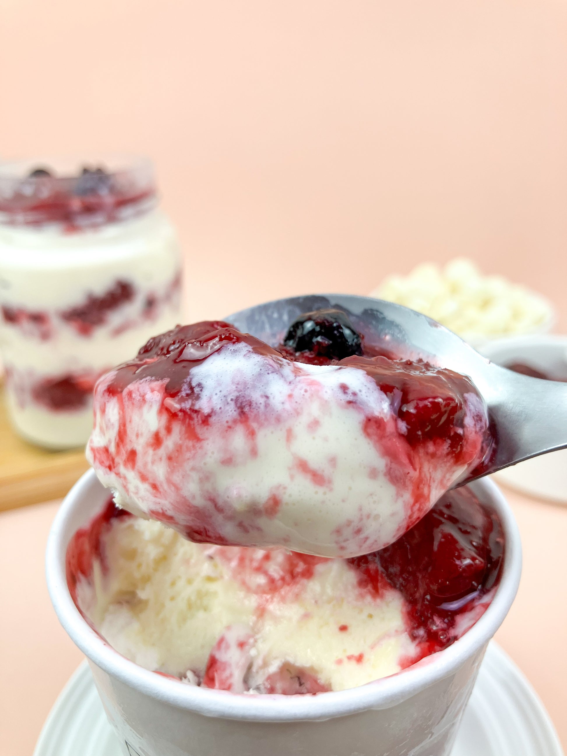 Bolo de sorvete no pote sabor frutas vermelhas — suspiro, calda de frutas vermelhas com sorvete cremoso, embalagem individual