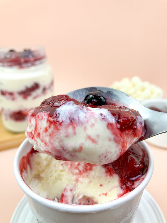 Bolo de sorvete no pote sabor frutas vermelhas — suspiro, calda de frutas vermelhas com sorvete cremoso, embalagem individual
